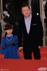 组图：文隽携小女孩走红毯 萝莉呆萌翘莲花指