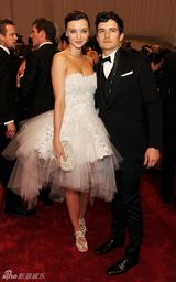 组图：美国时装学院庆典举行 众明星红毯竞艳