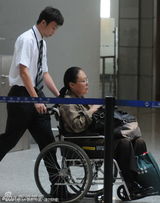 组图：斯琴高娃坐轮椅现身机场 工作人员帮搭飞机