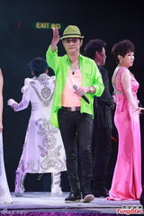 组图：甄妮等红馆开唱 潘美辰唱情歌疑示爱