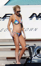 幻灯图集：林赛-罗韩海岛度假 五彩泳衣秀身材