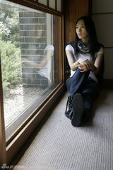 高清组图：童瑶东京街头拍写真 秋日午后秀清新