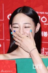 组图：白百何穿荷叶裙险走光 与彭于晏比爱心