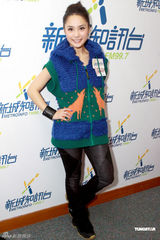 组图：阿娇活泼亮相 送阿SA名牌手袋当生日礼物 