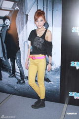 组图：何佩瑜计划泰国冲浪 想带张柏文出游