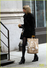 组图：斯威夫特黑丝秀美腿 妆容精致遭路人忽略