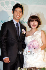 幻灯图：原SES成员Shoo与篮球选手林孝成举行婚礼