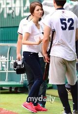 组图：韩星赵柔英担任棒球比赛开球嘉宾