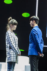 高清图：金秀贤上海萌翻粉丝 调皮索偶像签名