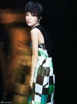 组图：秦岚连登两本杂志亦动亦静风情迷人