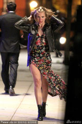 组图：迪亚兹风骚花裙扭动秀腿 装摔倒猛贴型男