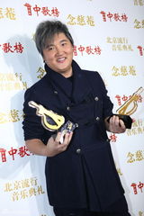 高清图：群星中歌榜后台亮相展示奖杯