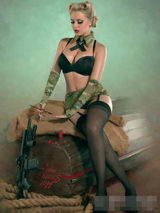 组图：艳星罗茜-琼斯领衔军队风大片 美胸翘臀诱人