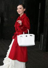 高清组图：霍思燕街拍 红色大衣搭白裙白包
