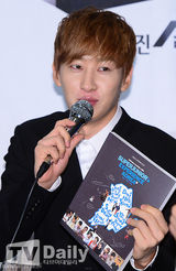 组图：SJ推旅行书分享韩国点滴 成员甜蜜拥抱