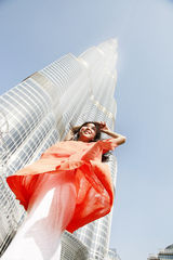 组图：张静初迪拜塔街拍  沐浴阳光展现慵懒女人味