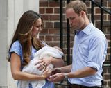 组图：凯特王妃威廉王子抱皇家新生儿亮相