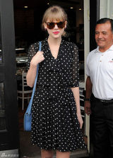 高清组图：泰勒-斯威夫特街拍波点裙搭配蓝包