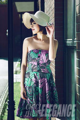 组图：万茜时尚写真裙装出镜唯美恬静