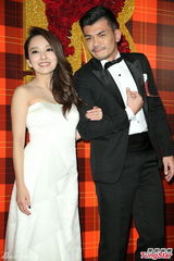 组图：黄小柔出嫁盼造人 穿低胸婚纱挽老公亮相