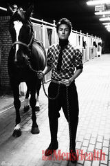 组图：吴克羣登杂志封面 半裸牵马秀胸肌