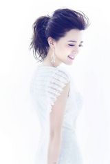 组图：阿兰清新妆容低胸性感写真曝光