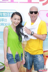 组图：白云梁政钰湿身抛胸大秀事业线