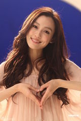 组图：范玮琪为公益歌曲拍摄MV 个唱邀吴佩慈站台