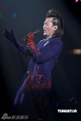 高清组图：郑伊健演唱会 舒淇登台与其热吻