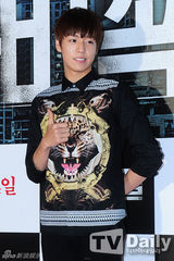 组图：金秀贤Sulli李玹雨等为《捉迷藏》站台