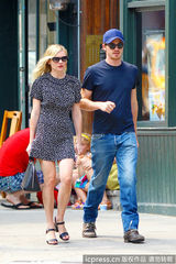 组图：邓斯特与男友享午后时光 印花紧身裙闪亮迷人