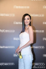 组图：小宋佳帅气亮相活动 蓝绿色头发时尚抢镜