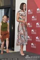 组图：《危险方法》记者会 奈特莉花裙黑超抢眼