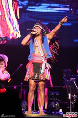 高清图：张震岳香港开唱民族风 谢安琪等助阵