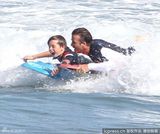 组图：贝克汉姆和儿子大玩冲浪 克鲁兹不敢下水 