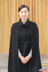 组图：方逸华跪拜邵逸夫 刘德华张学友致祭