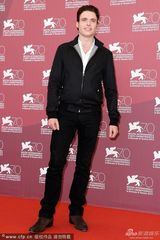 组图：《承诺》发布会 豪尔投怀送抱穿衣似大妈