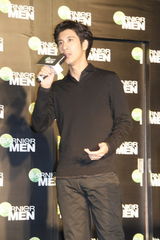 幻灯：王力宏上海出席代言活动 和粉丝分享护肤心得