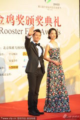 组图：黄晓明携杜鹃着黑色西装亮相闭幕红毯