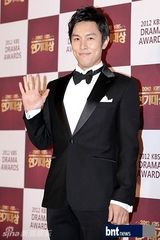 组图：文彩元朴信惠等盛装亮相演技大赏红毯