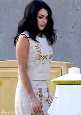 组图：林赛-罗韩豹纹比基尼现身片场