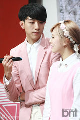 组图：MBLAQ等献艺《THE SHOW》 女歌手拼性感