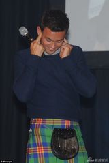 组图：英跳水正太穿传统格子裙 自掀裙摆险露鸟