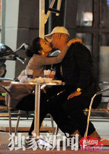 组图：张雨绮王全安街头热吻 早前车内哭泣照曝光