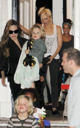 组图：朱莉和斯蒂芬妮星妈聚会 明星宝宝扎堆