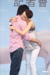 组图：范玮琪任保养品代言 力挺大S设计非抄袭