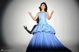 组图：刘媛媛拍宝蓝礼服写真 高贵典雅引领时尚