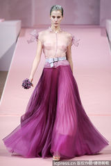 组图：时装周模特透视走秀 薄纱“粉蕾”抢眼