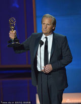 组图：杰夫-丹尼尔斯获艾美剧情类最佳男主角