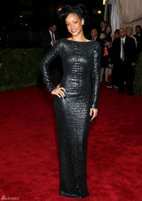 高清组图：蕾哈娜黑色露背礼服亮相时装庆典